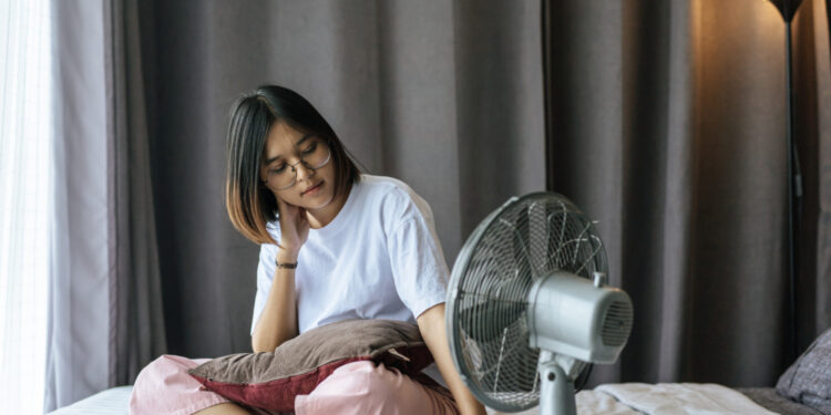 Especialistas alertam quem costuma dormir com o ventilador em direção ao rosto
