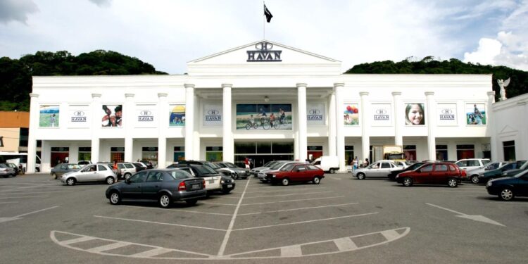 Véio da Havan compra estádio de futebol para usar como estacionamento