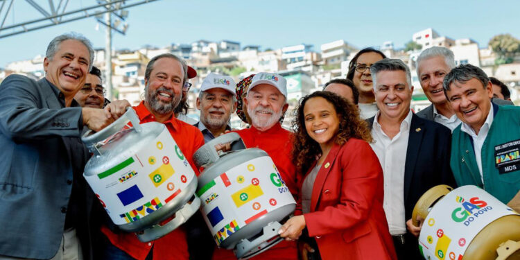 Quem recebe Bolsa Família deve ganhar o Gás do Povo automaticamente do governo?