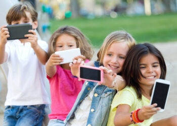 Menores de 15 anos serão proibidos de usar redes sociais a partir de janeiro de 2027 neste país