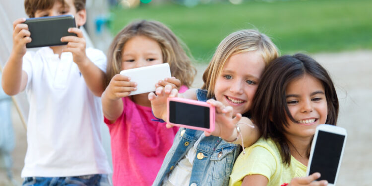 Menores de 15 anos serão proibidos de usar redes sociais a partir de janeiro de 2027 neste país