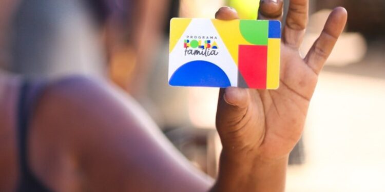 Brasileiros que vivem sozinhos têm direito a 2 benefícios do governo