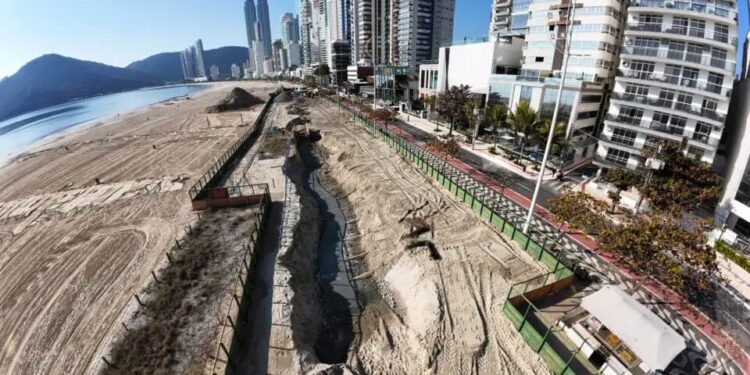 Cidade mais cara do Brasil está construindo muro na praia para impedir o avanço do mar