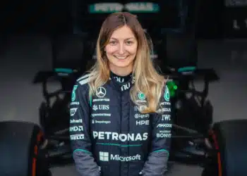 Mercedes fecha acordo e mulher volta a pilotar carro da Fórmula 1 após 50 anos