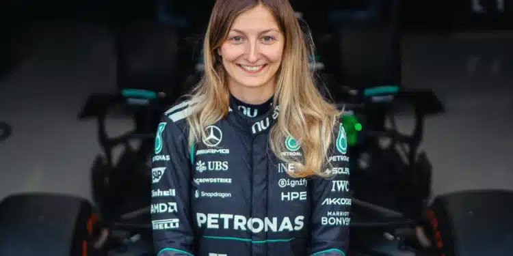 Mercedes fecha acordo e mulher volta a pilotar carro da Fórmula 1 após 50 anos