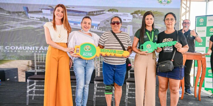 Governo entrega 100 casas populares com investimento superior a R$ 12,5 milhões quase dois anos depois das obras começarem