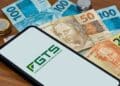 Brasileiros com conta vinculada ao FGTS podem sacar até R$ 6.220 em abril