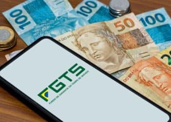 Brasileiros com conta vinculada ao FGTS podem sacar até R$ 6.220 em abril