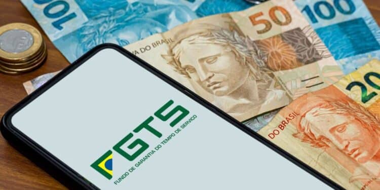 Brasileiros com conta vinculada ao FGTS podem sacar até R$ 6.220 em abril