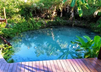 Destino paradisíaco no Brasil esconde fenômeno raro em suas águas onde turistas não conseguem afundar