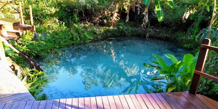 Destino paradisíaco no Brasil esconde fenômeno raro em suas águas onde turistas não conseguem afundar