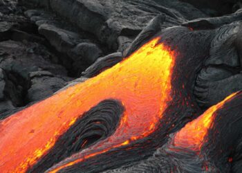 Vulcão mais temido de todos lança jatos de lava a mais de 400 km de altura e bate até 100.000 °C de temperatura nesta lua