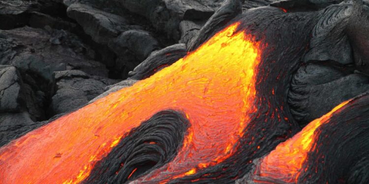 Vulcão mais temido de todos lança jatos de lava a mais de 400 km de altura e bate até 100.000 °C de temperatura nesta lua