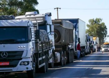 Caminhões grandes estão proibidos de circularem nas rodovias durante a Sexta-feira Santa com regra entrando em vigor neste país