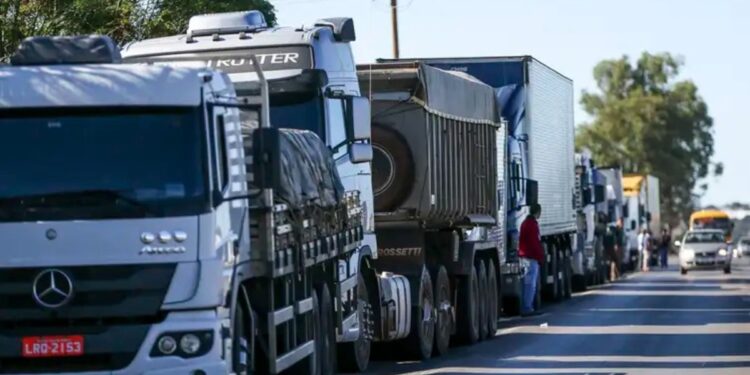 Caminhões grandes estão proibidos de circularem nas rodovias durante a Sexta-feira Santa com regra entrando em vigor neste país