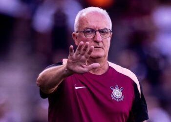 Enquanto Filipe Luís recebeu R$ 6 milhões do Flamengo, multa de Dorival Júnior no Corinthians não fica atrás