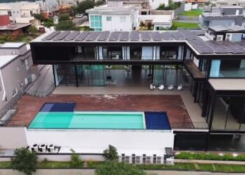 Aos 42 anos, influenciadora brasileira vive em mansão de R$ 40 milhões com academia completa