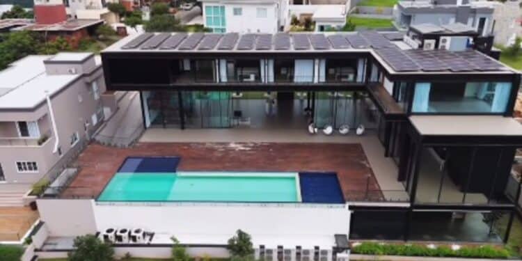 Aos 42 anos, influenciadora brasileira vive em mansão de R$ 40 milhões com academia completa