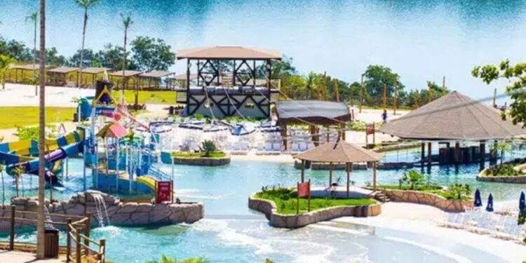 Maior praia artificial da América do Sul tem ondas, areia branca e fica no Centro-Oeste