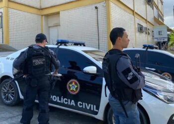 Pode chamar a polícia quando o cachorro do vizinho não para de latir de madrugada?
