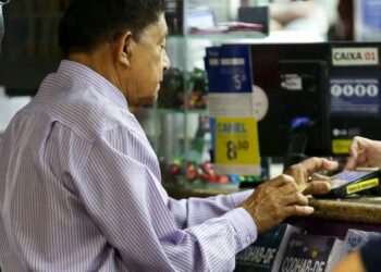 Idosos a partir de 60 anos podem emitir documento que os livra do pagamento de multas