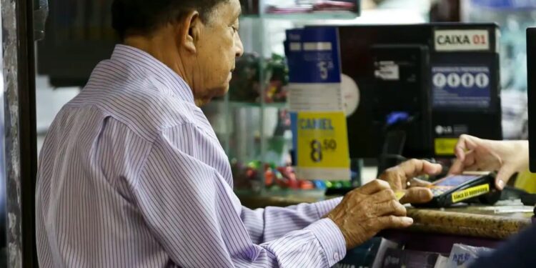 Idosos a partir de 60 anos podem emitir documento que os livra do pagamento de multas