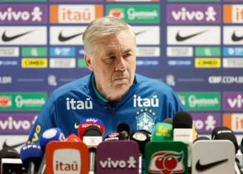 Enquanto Ancelotti ganha R$ 5 milhões no Brasil, técnico da Argentina recebe valor humilde