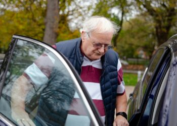Idosos acima de 75 anos podem perder o direito de dirigir automaticamente neste país