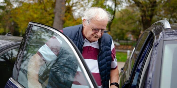 Idosos acima de 75 anos podem perder o direito de dirigir automaticamente neste país