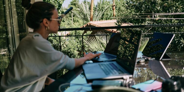 Vale a pena virar nômade digital em 2026 mesmo com pouco dinheiro?