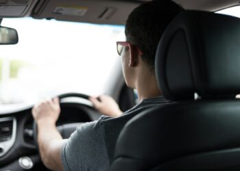 Motoristas que dirigem sozinhos começam a levar multa de novo radar inteligente utilizado neste país