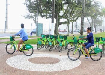 Ciclistas estão proibidos de estacionar bicicletas na faixa de areia da praia