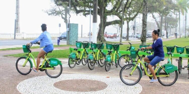 Ciclistas estão proibidos de estacionar bicicletas na faixa de areia da praia