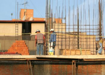 Enquanto casa de madeira com 2 quartos custa a partir de R$ 60 mil, construir de alvenaria sai bem mais caro