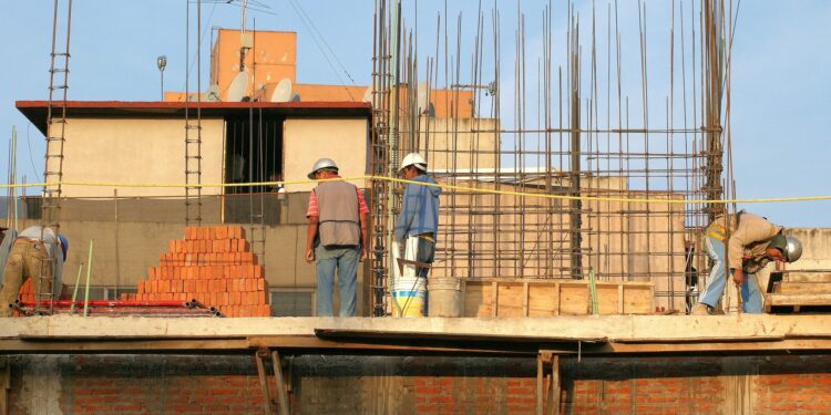 Enquanto casa de madeira com 2 quartos custa a partir de R$ 60 mil, construir de alvenaria sai bem mais caro