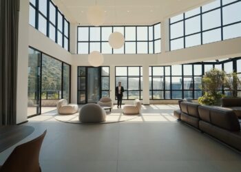 Mansão de R$ 25 milhões com 1.700 m² chama atenção em ilha da cidade com 2º metro quadrado mais caro do Brasil