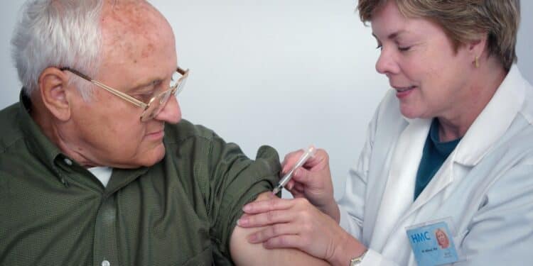 O alerta de cientistas para idosos acima de 60 anos que tomam vacina