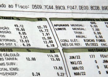 Idosos nem precisam sair de casa para garantir desconto na conta de luz