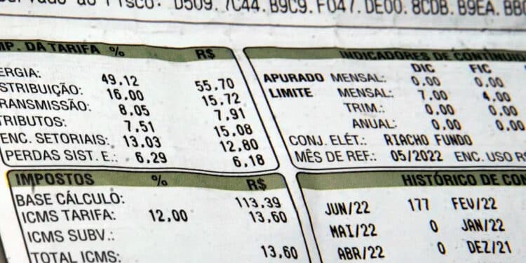 Idosos nem precisam sair de casa para garantir desconto na conta de luz