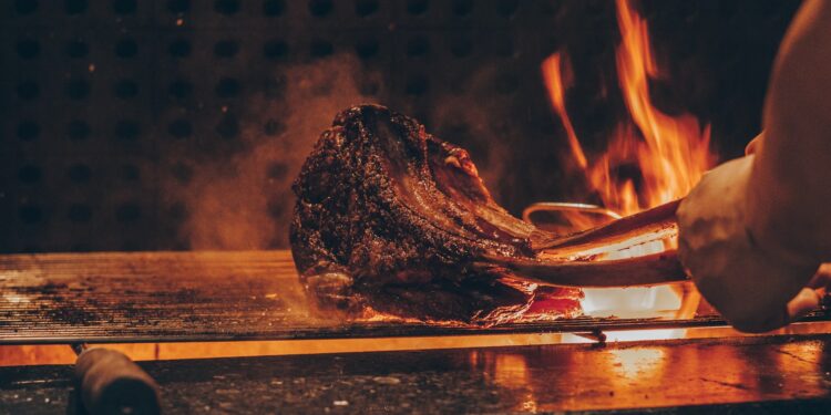 Primeira churrascaria do Brasil decide expandir o negócio com franquias após 91 anos em atividade