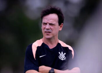 Corinthians atende 1º pedido de Diniz e contrata reforço que estava no Vasco