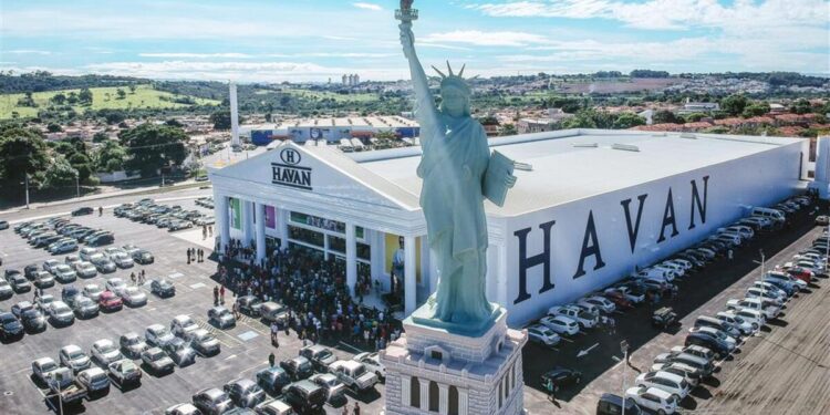 Véio da Havan compra estádio de futebol para usar como estacionamento
