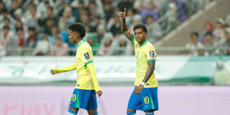 Após lesão de Estêvão, Rodrygo surpreende ao aparecer treinando com bola