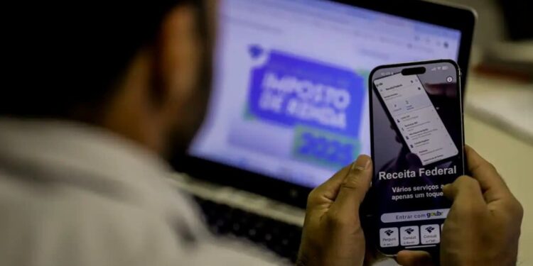 Brasileiros que moram no exterior precisam declarar Imposto de Renda em 2026?