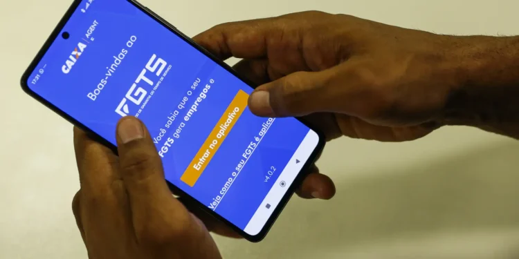 Trabalhadores que ganham até R$ 8.105 deverão seguir nova regra para sacar o FGTS