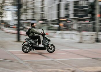 Ciclomotores e patinetes elétricos não podem mais circular em vias com velocidade máxima superior a 60 km/h