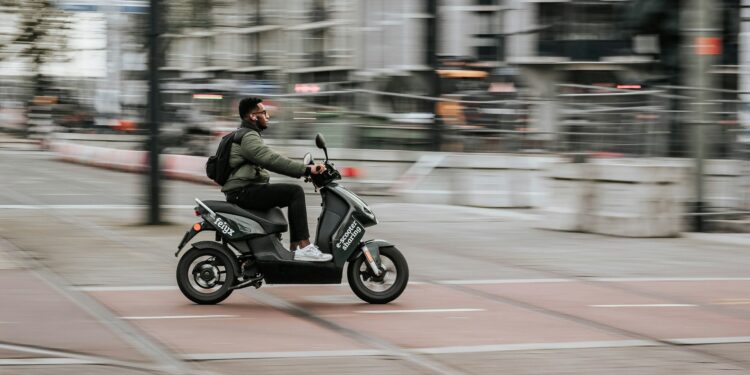 Ciclomotores e patinetes elétricos não podem mais circular em vias com velocidade máxima superior a 60 km/h