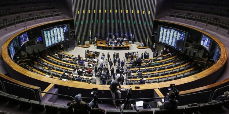 Câmara aprova nova multa de até 100 salários mínimos para quem fizer isso na rua