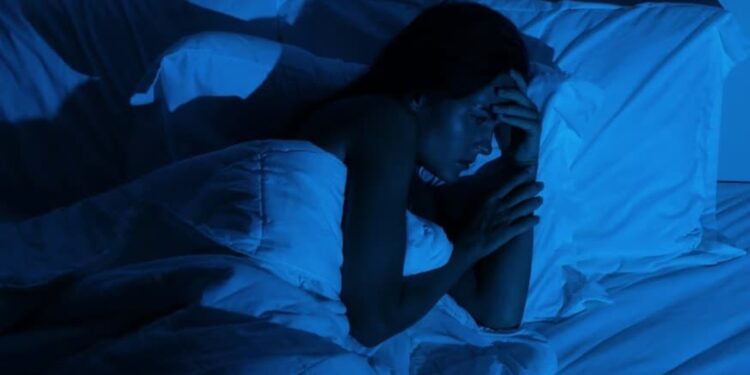 4 hábitos comuns antes de dormir que destroem a qualidade do sono