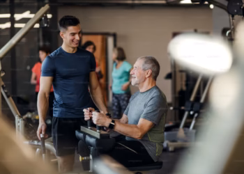 4 exercícios para idosos acima de 60 anos fazerem em casa